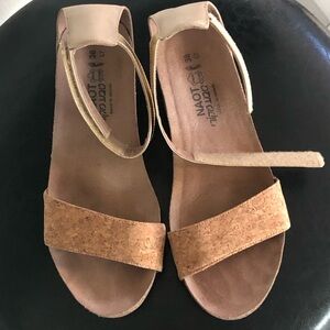 Naot Beige and Cork Sandals